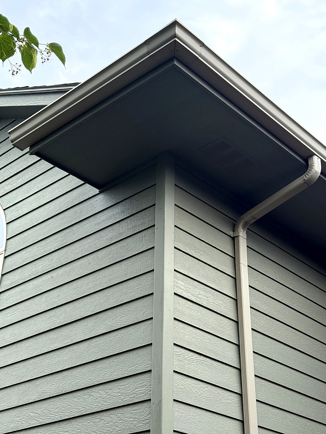 Seamless gutter and downspout on a lap-siding home